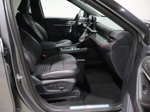 Used 2025 Ford Explorer ST-Line w/ ST-Line Street Pack AWD/4WD image 22