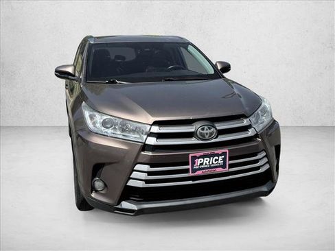 Used 2018 Toyota Highlander XLE AWD/4WD image 3