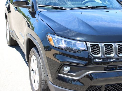 Used 2025 Jeep Compass Latitude AWD/4WD image 4