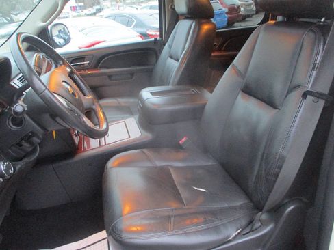 Used 2011 Chevrolet Suburban LTZ image 6