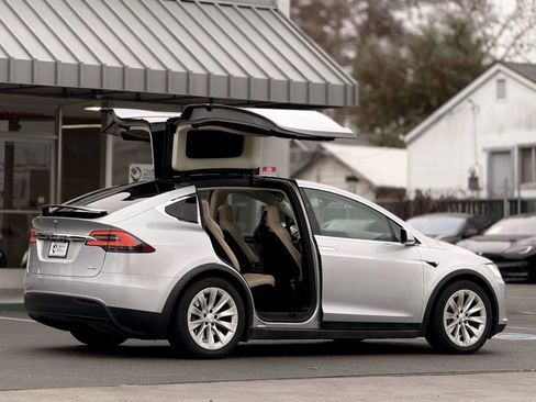 Used 2017 Tesla Model X 100D image 8