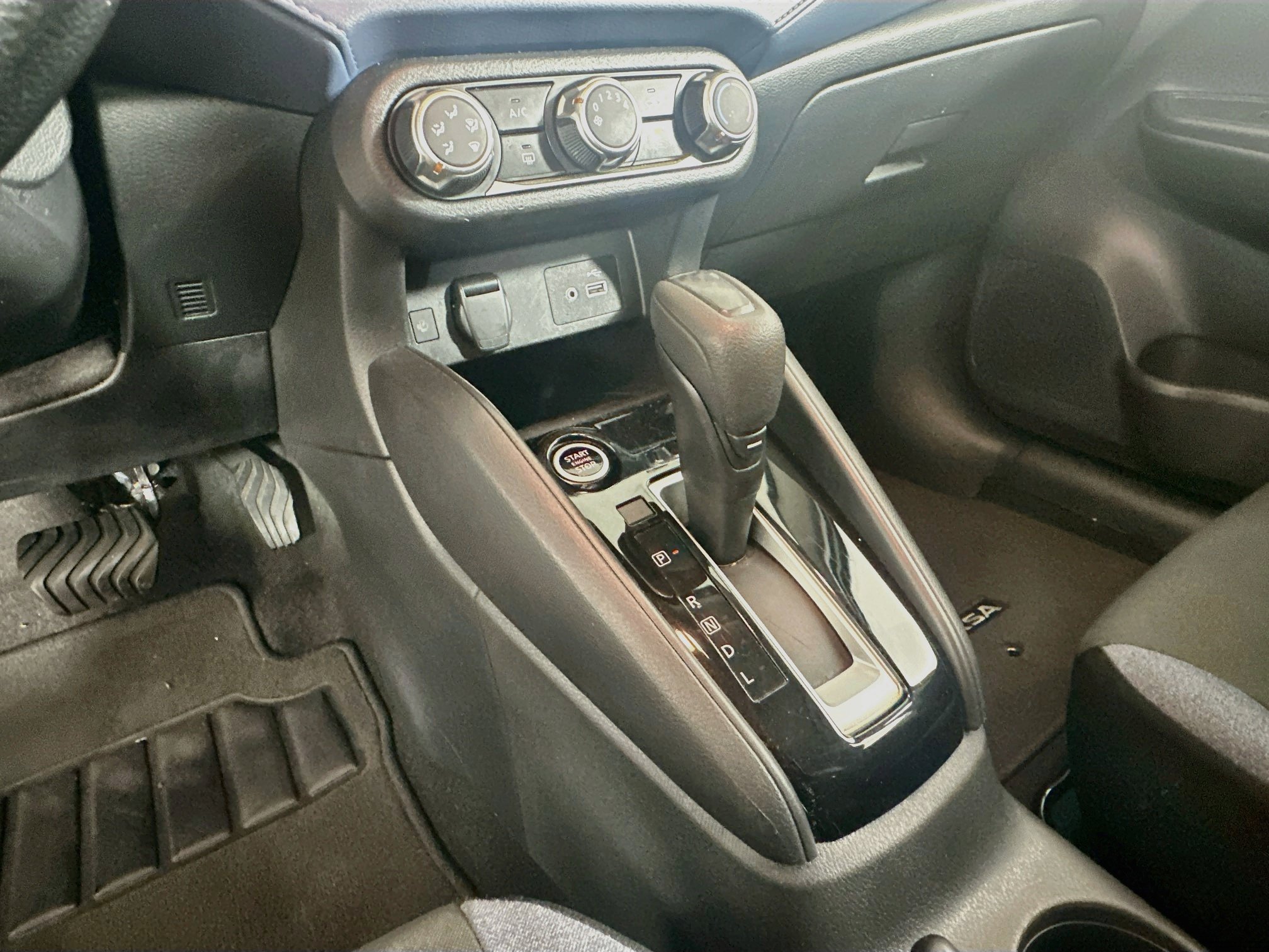 Used 2025 Nissan Versa SV FWD image 24