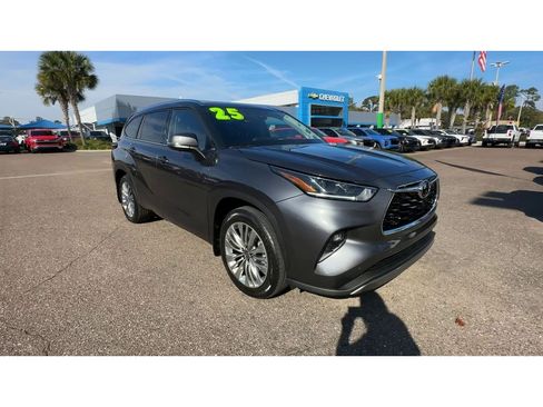 Used 2025 Toyota Highlander Platinum image 8
