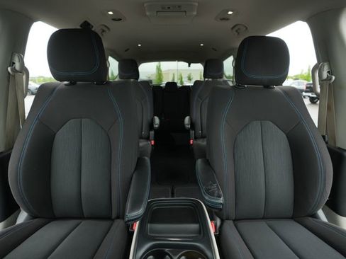 Used 2021 Chrysler Pacifica Touring FWD image 35