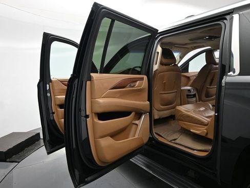 Used 2016 Cadillac Escalade ESV Platinum image 17