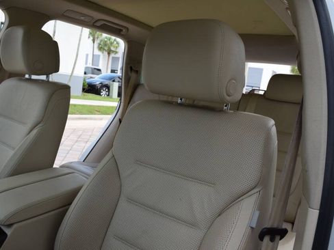 Used 2016 Volkswagen Touareg TDI AWD/4WD image 38