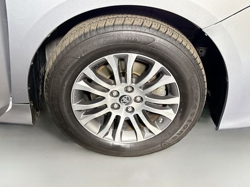 Used 2020 Toyota Sienna XLE FWD image 30