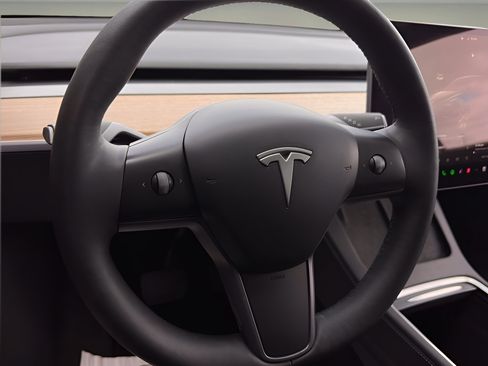 Used 2023 Tesla Model Y 2WD image 16