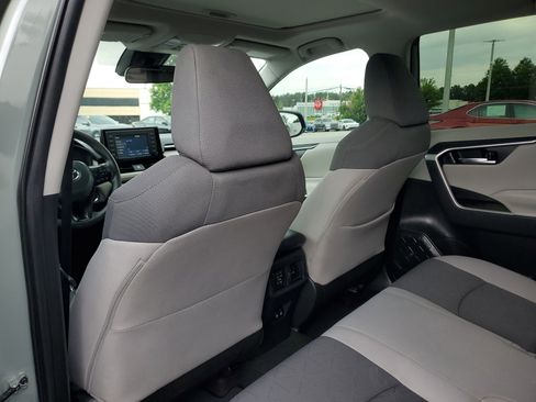 Used 2019 Toyota RAV4 XLE FWD image 10