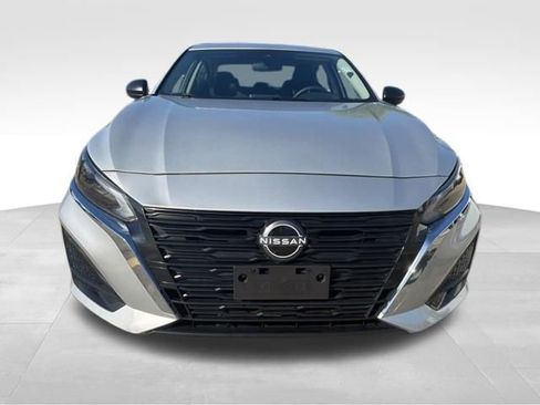 Used 2024 Nissan Altima 2.5 SV image 2