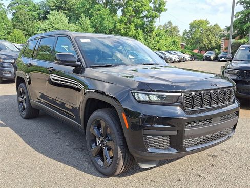 New 2025 Jeep Grand Cherokee L Altitude image 2