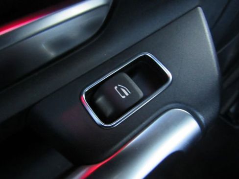 Used 2023 Mercedes-Benz EQB 300 4MATIC image 32