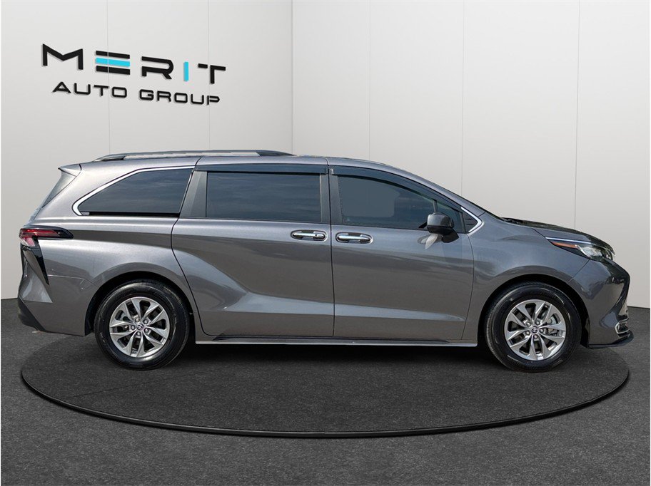 Used 2023 Toyota Sienna XLE FWD image 10