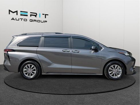 Used 2023 Toyota Sienna XLE FWD image 10