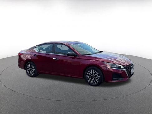 Used 2025 Nissan Altima 2.5 SV FWD image 2