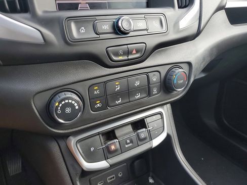 Used 2024 GMC Terrain SLE image 31