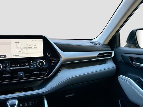 Used 2024 Toyota Highlander XLE image 23