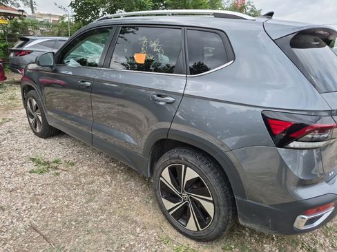 Used 2025 Volkswagen Taos SE AWD/4WD image 2
