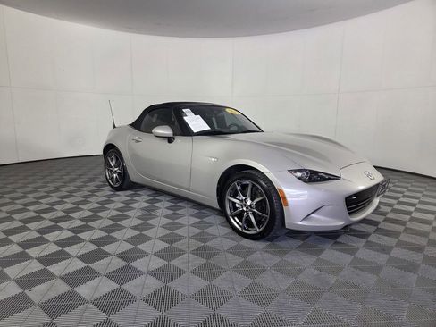Used 2022 MAZDA MX-5 Miata Grand Touring RWD image 2
