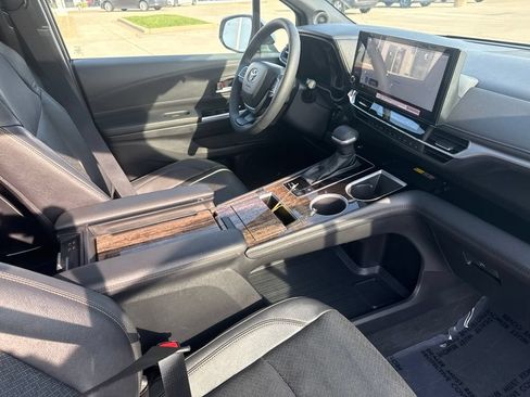 Used 2025 Toyota Sienna Limited AWD/4WD image 24