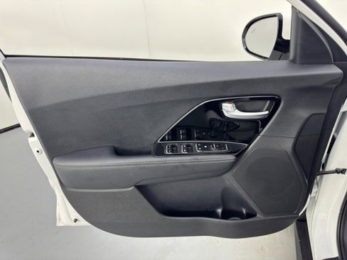 Used 2019 Kia Niro EX image 38