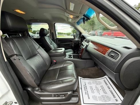 Used 2012 Chevrolet Suburban LT w/ Luxury Package AWD/4WD image 4