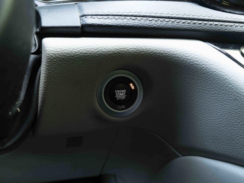 Used 2022 Chrysler Pacifica Limited w/ Uconnect Theater Family Group image 25