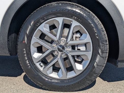 Certified 2024 Kia Telluride LX image 13