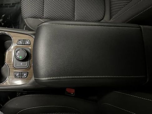 Used 2023 GMC Acadia SLE w/ Infotainment Package image 20