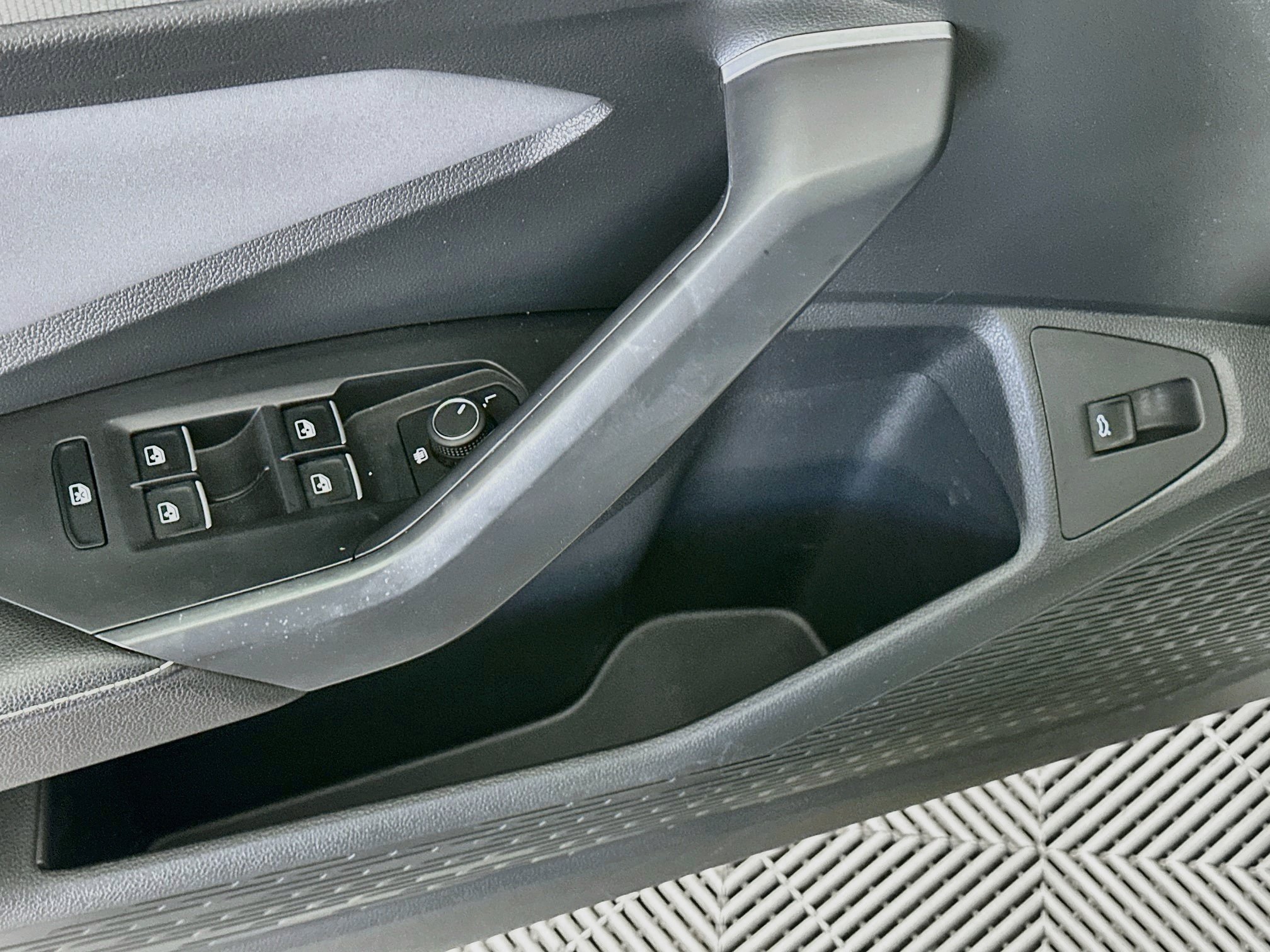 Used 2025 Volkswagen Jetta SE FWD image 15