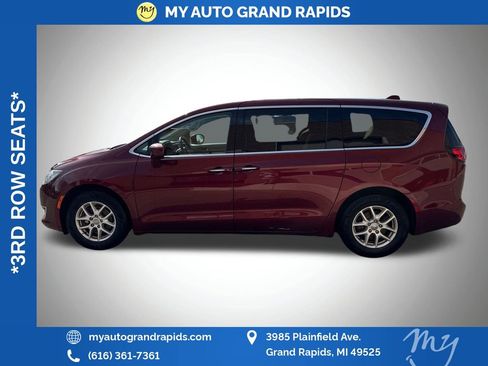 Used 2020 Chrysler Pacifica Touring w/ Cold Weather Group FWD image 4