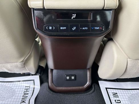 Used 2020 Toyota Highlander XLE FWD image 19