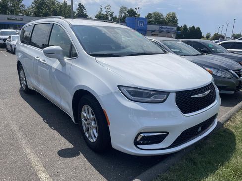 Used 2022 Chrysler Pacifica Touring-L FWD image 1