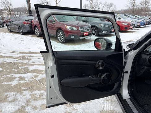 Used 2017 MINI Cooper 4-Door Hardtop image 10