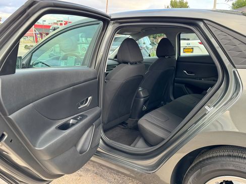 Used 2025 Hyundai Elantra SE FWD image 22