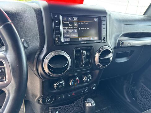 Used 2018 Jeep Wrangler Unlimited Sahara AWD/4WD image 26