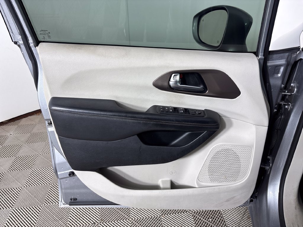 Used 2019 Chrysler Pacifica Touring-L FWD image 16