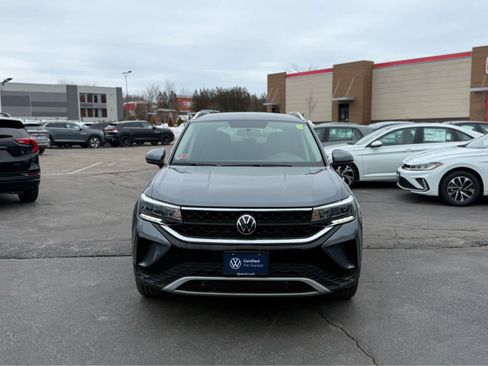 Certified 2022 Volkswagen Taos SE image 2