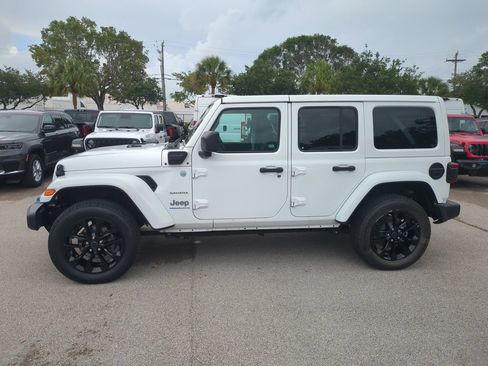 Used 2024 Jeep Wrangler Unlimited Sahara AWD/4WD image 9