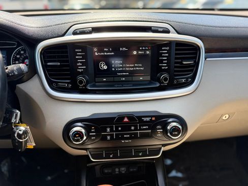 Used 2017 Kia Sorento LX w/ LX Convenience Package image 21