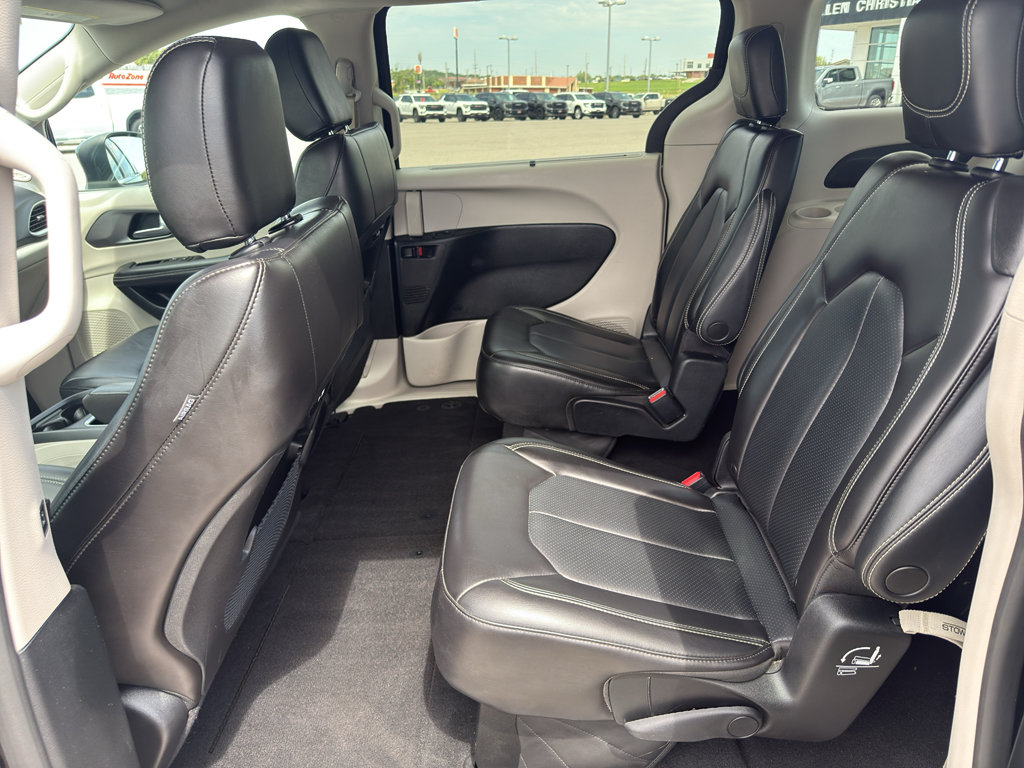 Used 2023 Chrysler Pacifica Touring-L FWD image 9