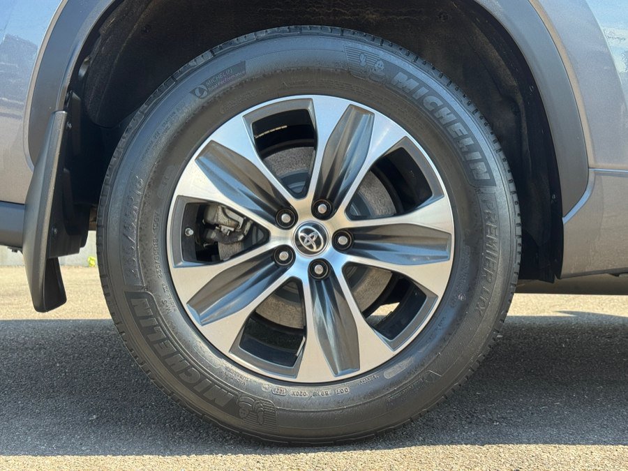 Used 2021 Toyota Highlander XLE AWD/4WD image 19