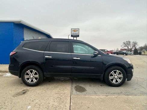 Used 2017 Chevrolet Traverse LT image 2