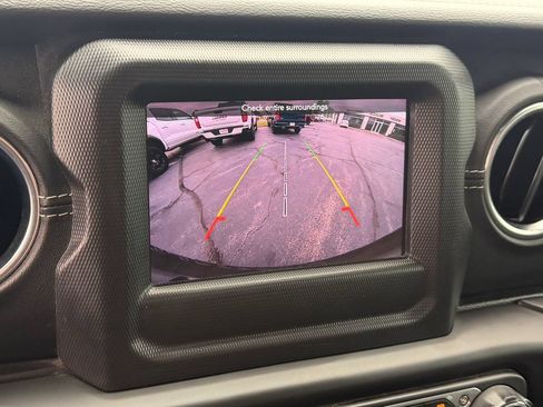 Used 2018 Jeep Wrangler Unlimited Sahara w/ Dual Top Group AWD/4WD image 32