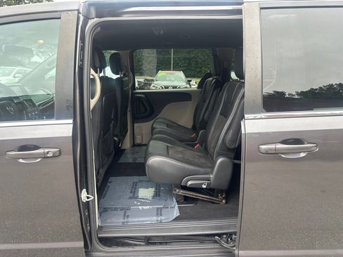 Used 2019 Dodge Grand Caravan SXT image 12