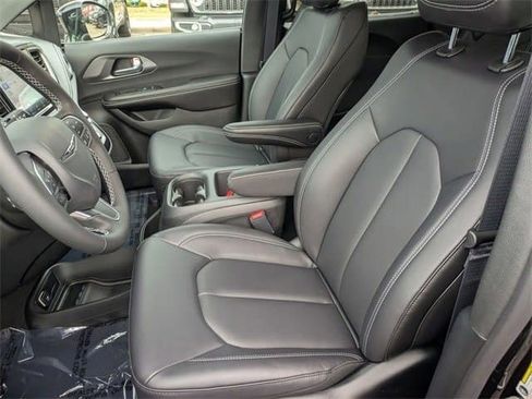 New 2026 Chrysler Pacifica Select image 17