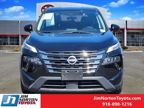 Used 2025 Nissan Rogue SV image 2