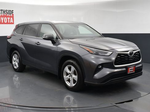 Used 2024 Toyota Highlander LE AWD/4WD image 6