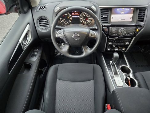 Used 2017 Nissan Pathfinder S image 11