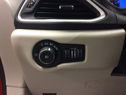 Used 2024 Chrysler Pacifica Touring-L image 19